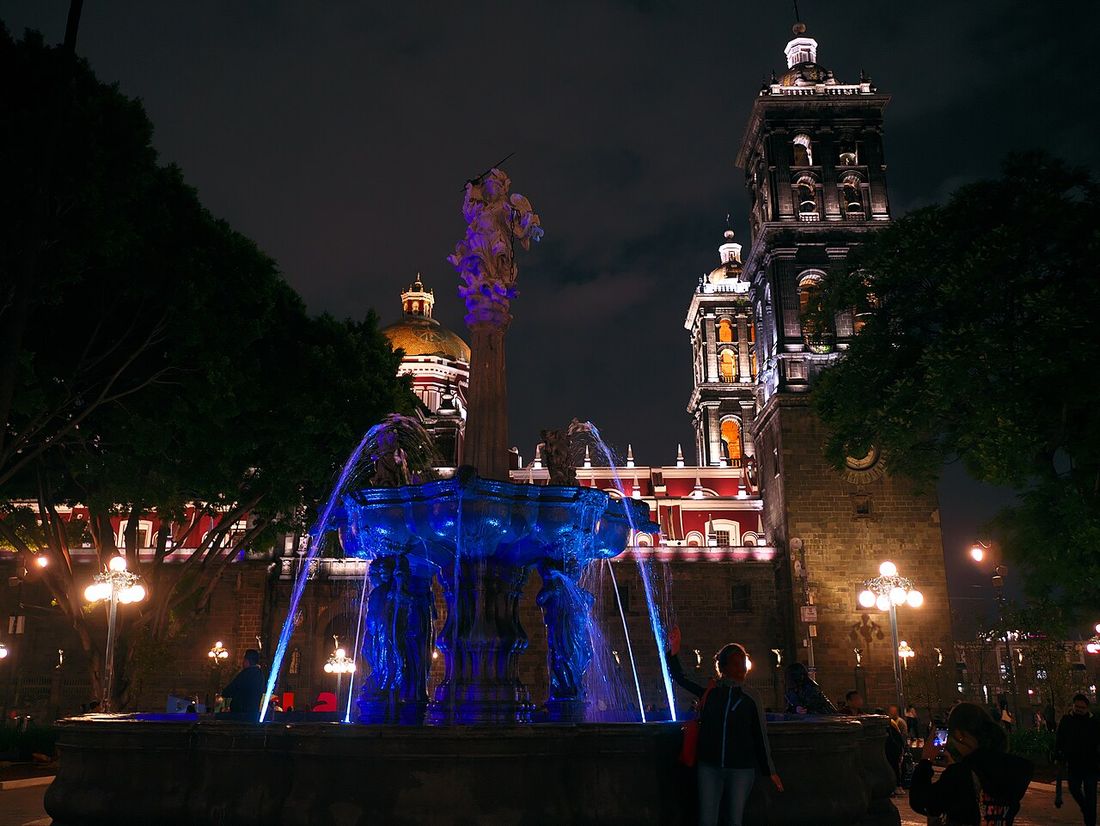 El zócalo de Puebla iluminado de noche, con la catedral al fondo